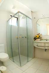 Banheiro completo com box WC de vidro temperado.